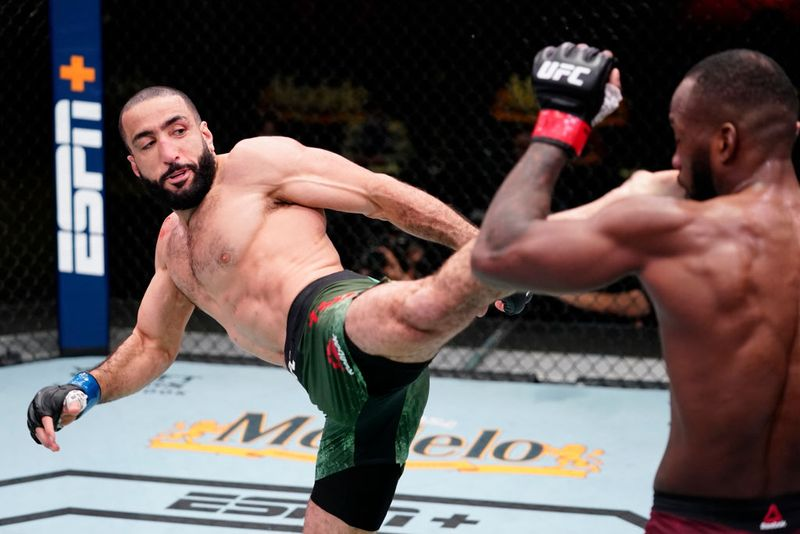 Belal Muhammad (kiri) yang sukses lancarkan serangan ke Leon (Foto: Zuffa LLC via Getty Images/Chris Unger)
