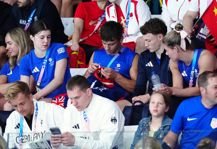 Aksi Tom Daley merajut di Olimpiade 2024 Paris. (Foto: Mike Egerton/PA Images via Getty Images)